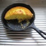 800px-Cornbread_in_cast_iron_pan